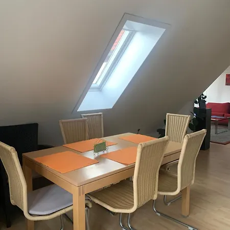 Sonniges Dachzimmer Feucht Exterior photo