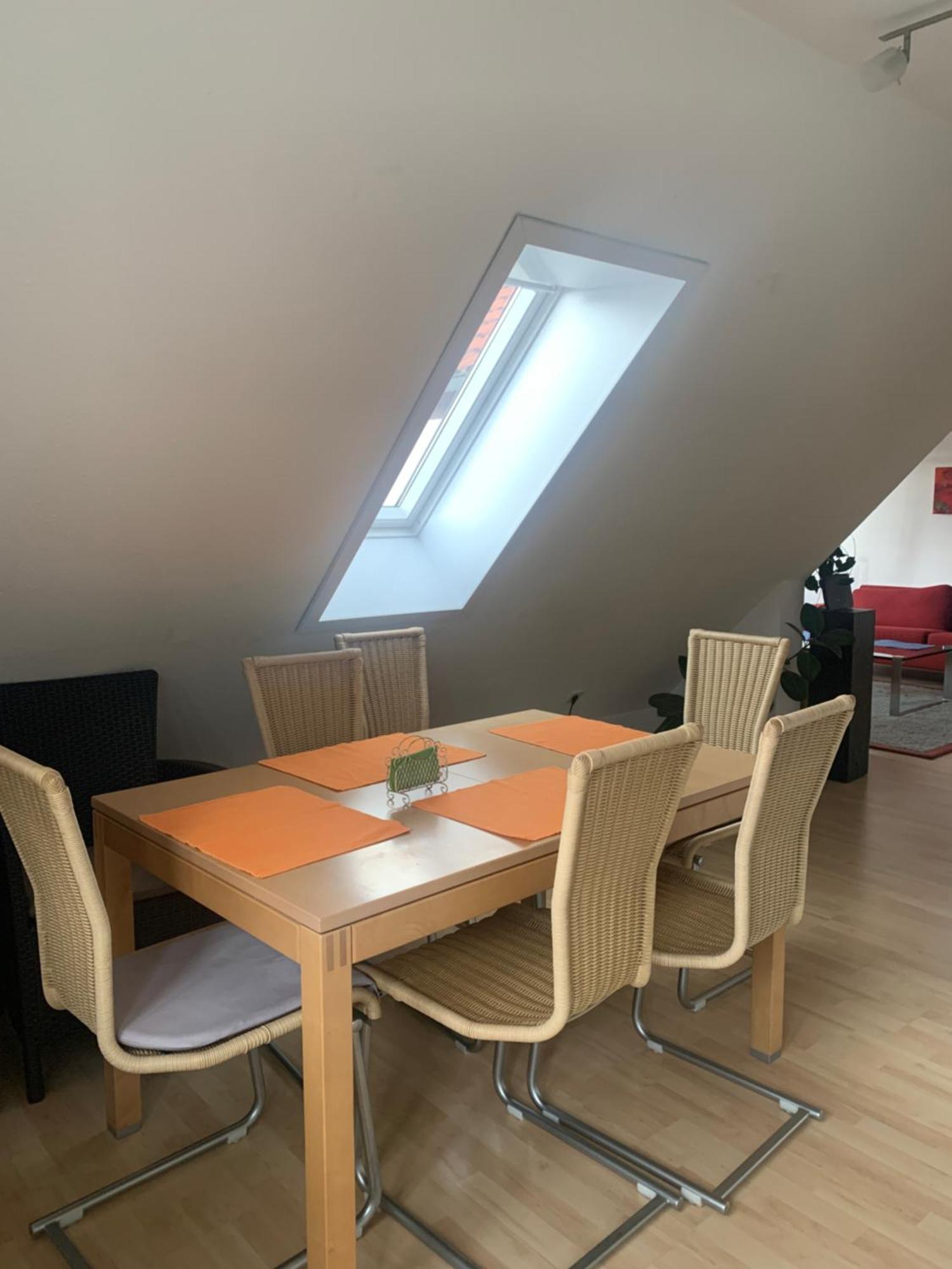Homestay Sonniges Dachzimmer *